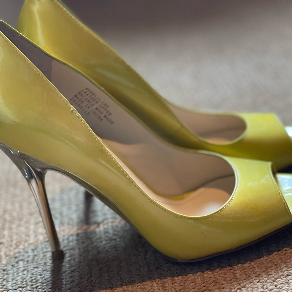 Boutique 9 pump heels in lime green color